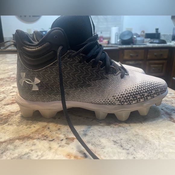 Youth Under Armour Cleats Sz 5Y - Picture 2 of 5